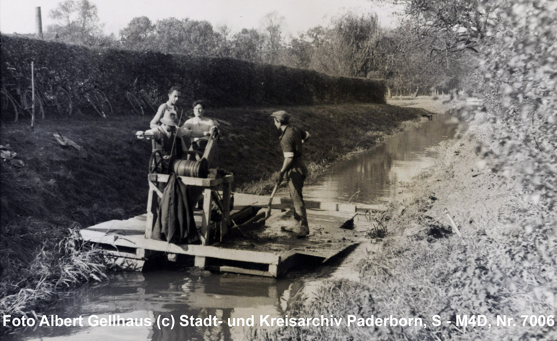 Mechanische „Reinigung des Schlachthofkanals“, Sommer 1940 (Stadt- und KreisA Paderborn, Foto A. Gellhaus, S-M4D, Nr. 7006)
