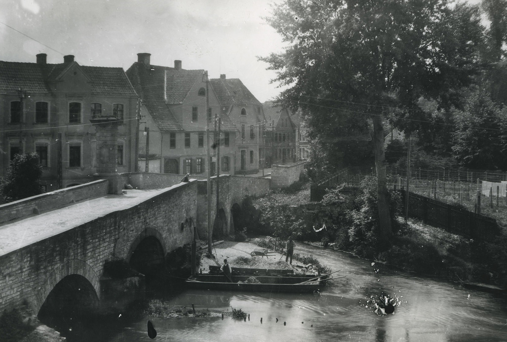 Schloss Neuhaus, Alter „Brückenhafen“ an der barocken Lippebrücke, frühes 20. Jahrhundert (Stadt- und KreisA Pb, Foto W. Lange (Soest), Sammlung Golücke, S-M4D, Nr. 3628)